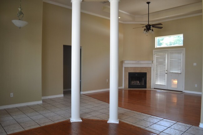 Building Photo - Beautiful 3 Bedroom 2.5 Bath Home Close to...