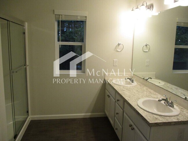 Building Photo - 3 Bedroom, 2.5 Bathroom Andasio Villiage Home in Port Orchard