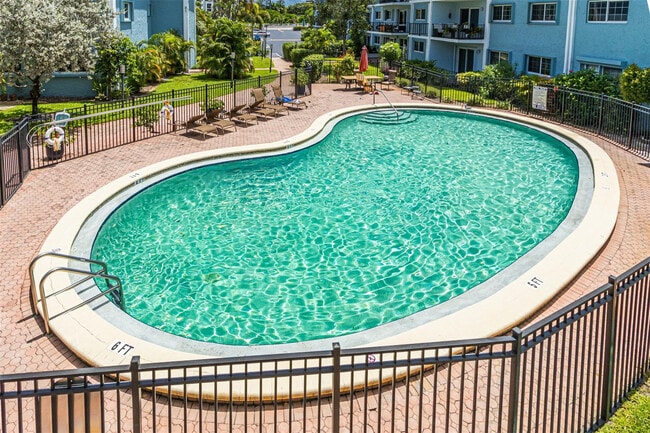 Building Photo - 3000 NE 5th Terrace