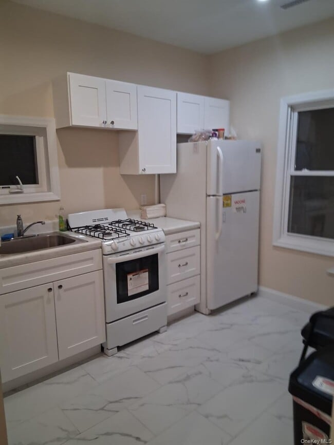 Building Photo - 601 E 226th St