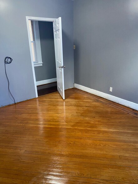 Building Photo - 421 Halsted St