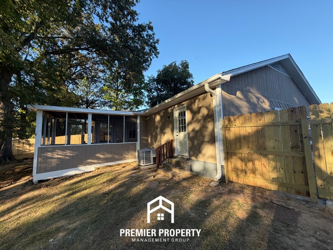 Building Photo - 3955 Castile St
