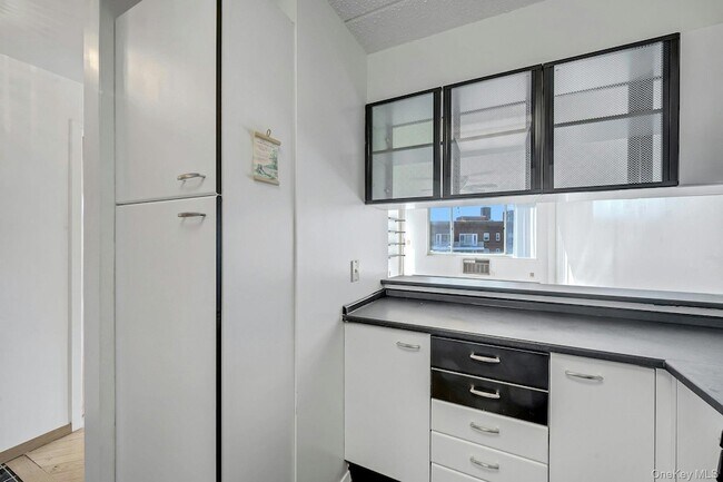 Building Photo - 703 Pelham Rd