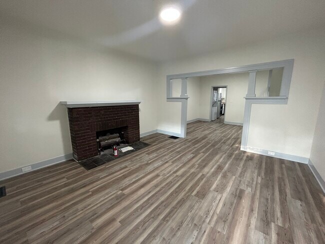 Primary Photo - 1031 N Parker Ave