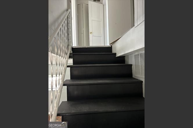 Building Photo - 513 Center St