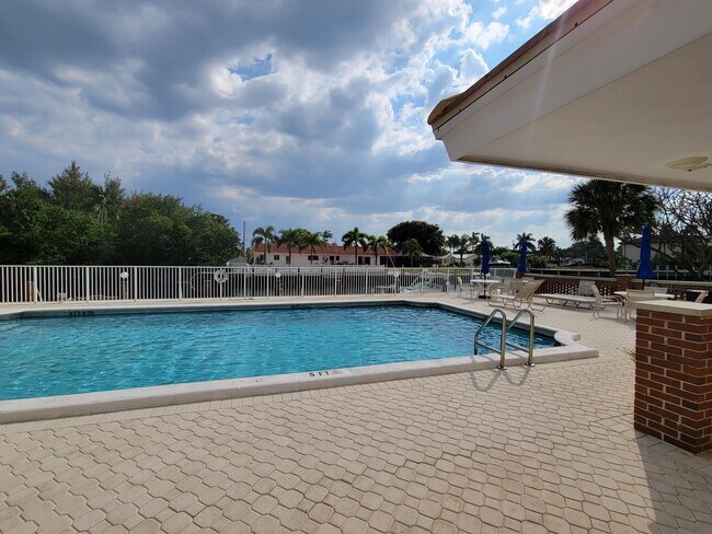 Building Photo - 1340 NE 28th Ave