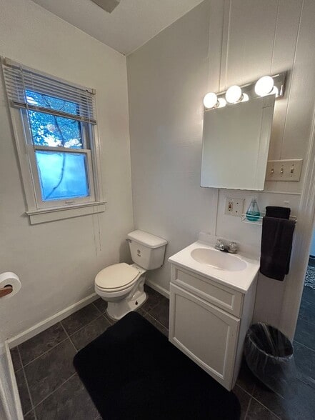 Building Photo - 308 N 11th St