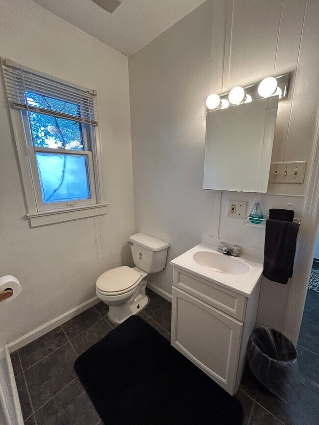 Building Photo - 308 N 11th St