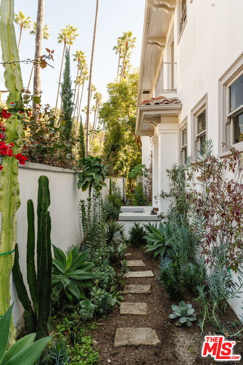 Building Photo - 2027 Canyon Dr