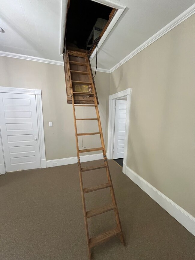 Building Photo - Newly Renovated 2 Bedroom Bungalow!!!