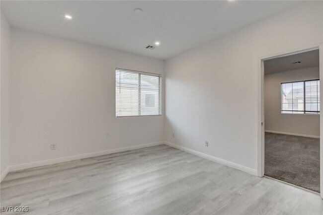 Building Photo - 8125 Chestnut Hollow Ave