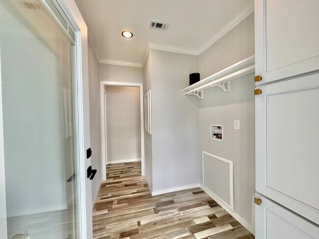 Building Photo - 5715 Camelford Dr