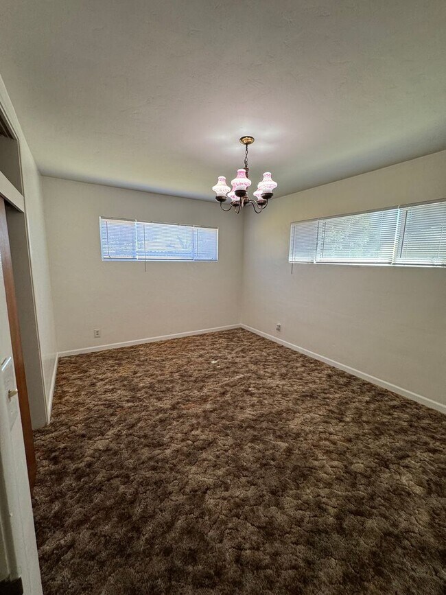 Building Photo - Charming Home Rent Ready !