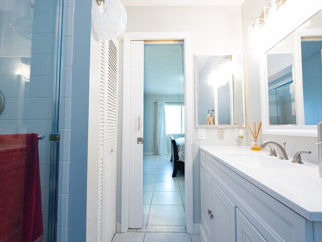 Building Photo - "Discover Serenity: Spacious 2-Bed, 2-Bath Condo in Vibrant Sarasota!"