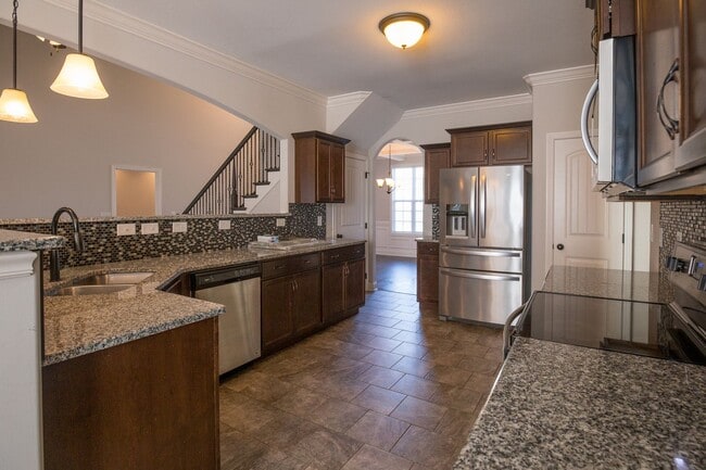 Building Photo - Huge 4 bd 3 ba Sango Go!