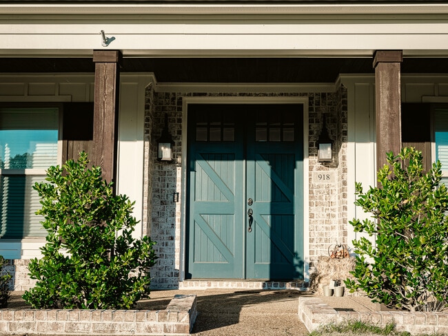 Building Photo - 918 Woodford Cv E