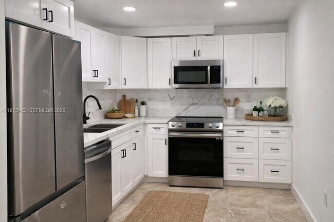 Building Photo - 500 Bayview Dr