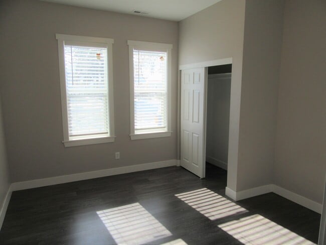 Building Photo - 244 Fern Ave N