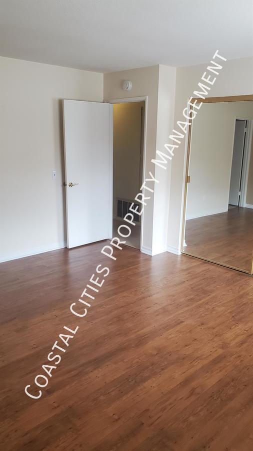 Building Photo - 1696 Carmel Cir E