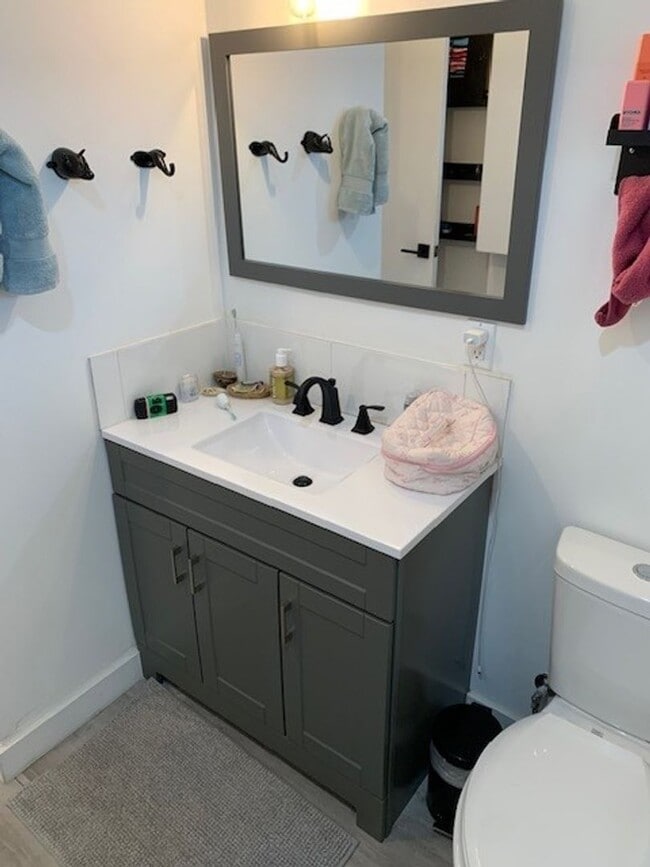 Building Photo - 3 Bed 2 Bath Single level Fenced