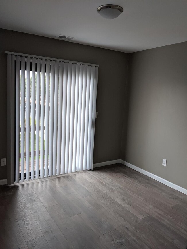 Building Photo - Clean 2 Bedroom Upper Condo w/ Updated Flo...