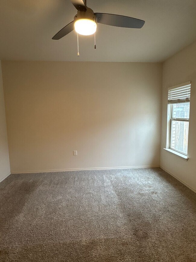 Building Photo - Comfort and style that won’t stretch your wallet