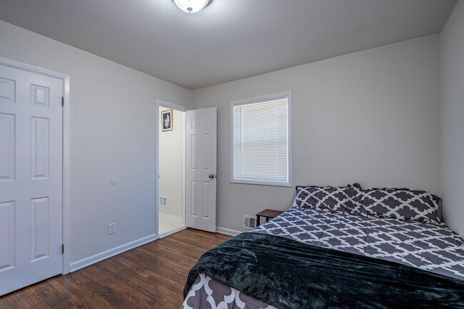 Building Photo - Large Forest Haven Home with large yard and deck, a 2 min drive to transit stop Upper Riverdale R...