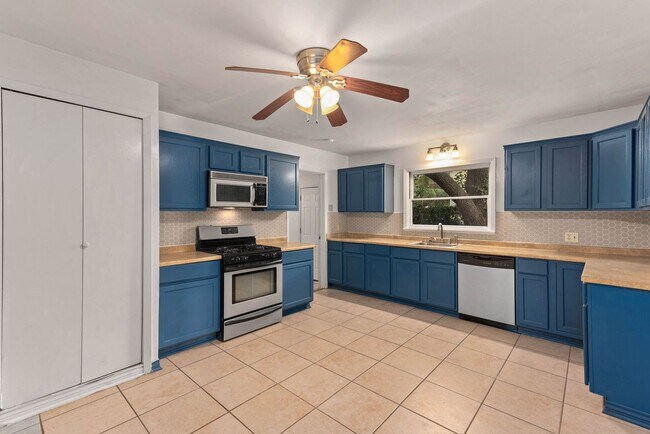 Building Photo - 206 George Bush Dr E