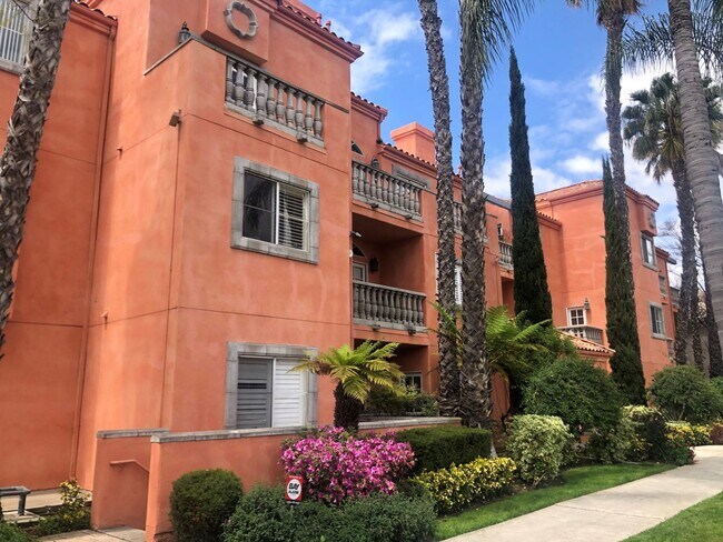 Building Photo - Gorgeous fully furnished 3 bedroom, 2 bath...