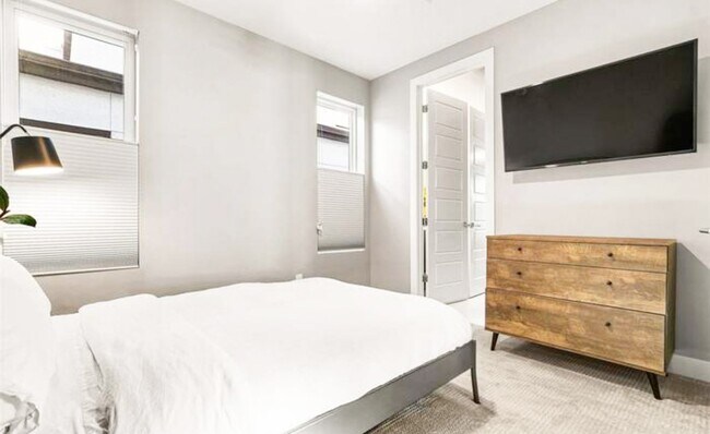 Building Photo - Beautiful 4 bedroom 3 bathroom property in Jefferson Park Denver