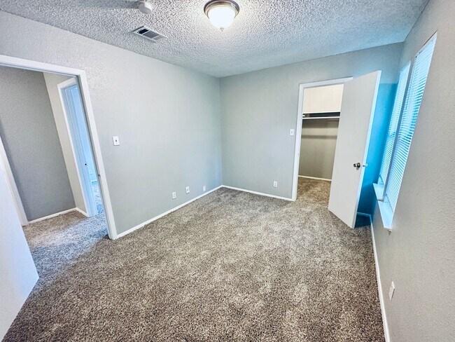 Building Photo - 1318 Southport Dr
