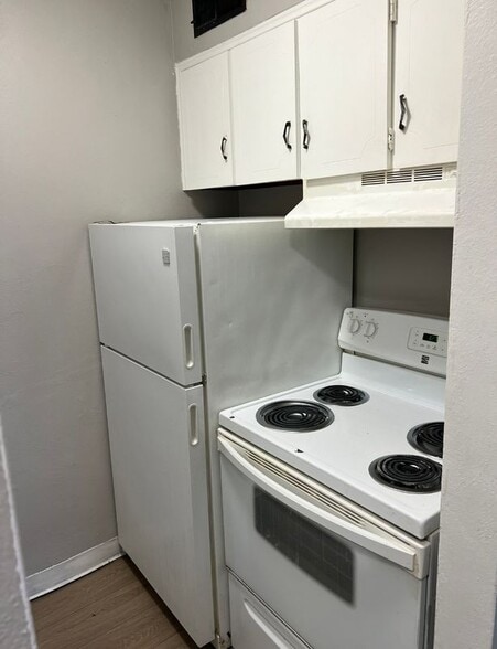 Building Photo - 475 W Grand Ave