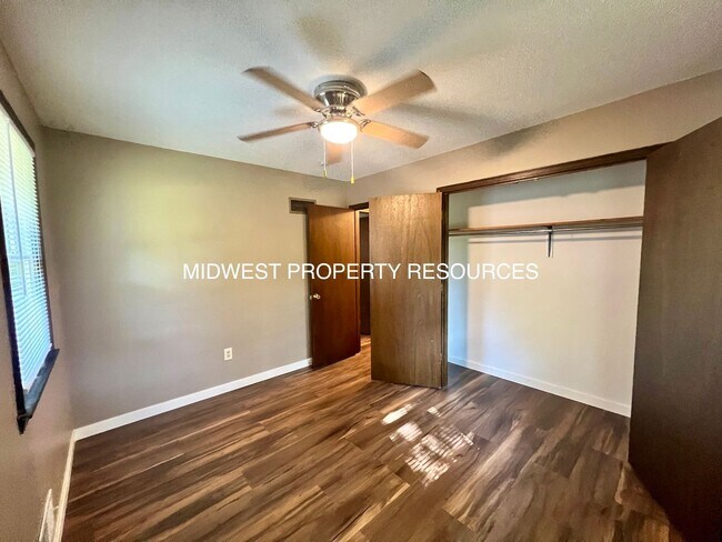 Building Photo - Freshly Updated 3 Bedroom Duplex