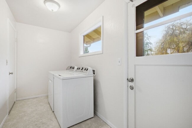 Building Photo - 3 Bedroom House in Southwest Eugene