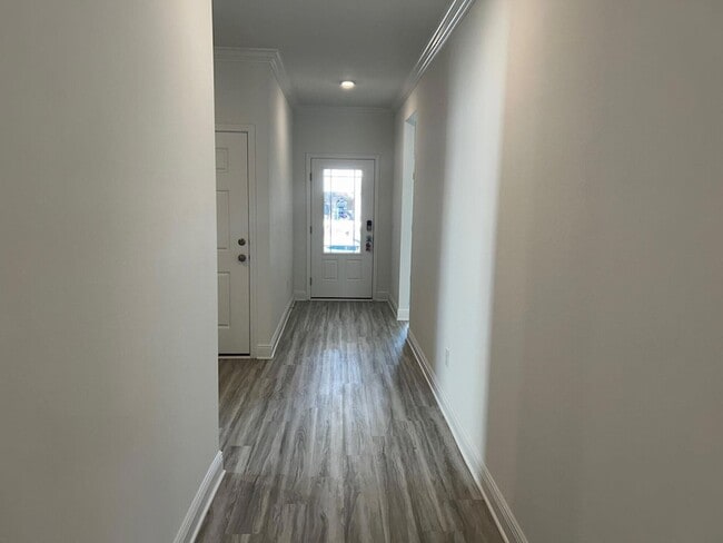 Building Photo - 250 Piper Cv