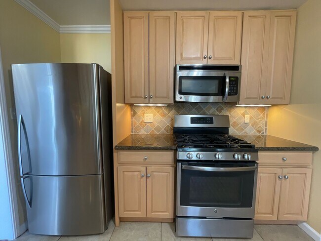 Building Photo - Beautiful San Bruno Home!