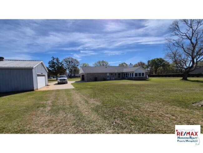 Building Photo - Fabulous rural property in Molino