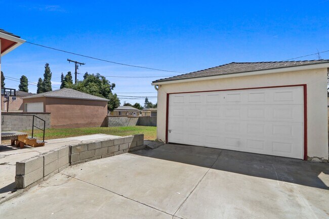 Building Photo - 14876 Dalman St