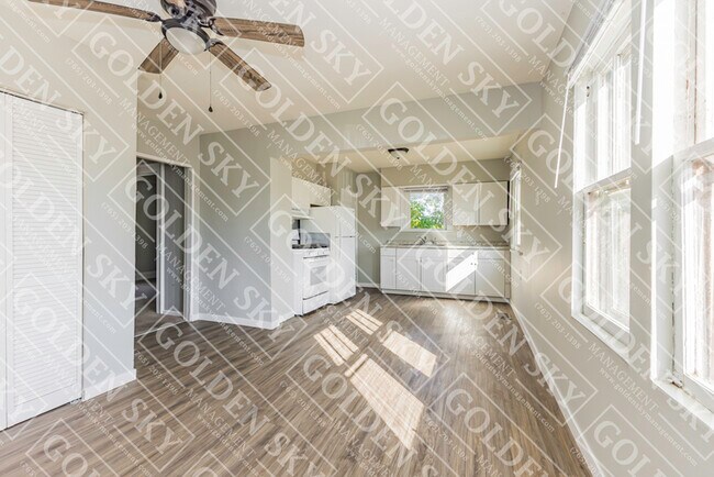 Building Photo - 806 W 7th St