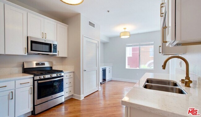 Building Photo - 348 Hauser Blvd