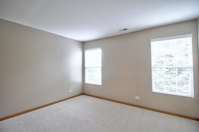 Building Photo - 1925 Crestview Cir
