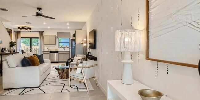 Building Photo - 322 NE 1st Ave