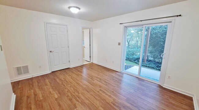 Building Photo - 3 Bed / 2-1/2 Bath Single Family Townhome with 1-Car Garage