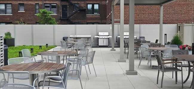 Building Photo - 555 W Cornelia Ave