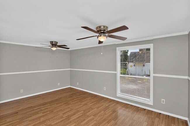 Building Photo - 261 Eisenhower Dr