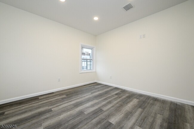 Building Photo - 287 Orange St