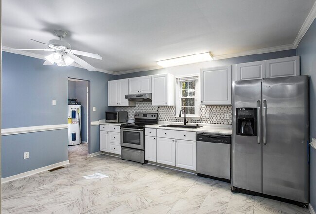 Building Photo - Stunning 3 Bedroom Home AVAILABLE NOW!