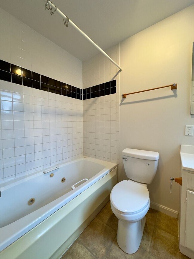 Building Photo - Charming 2-Bedroom Townhome with Modern Co...