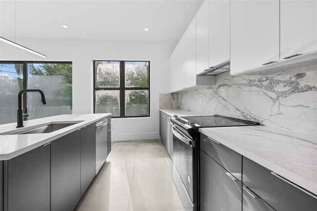 Building Photo - 3294 SW 15th Ave