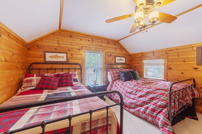 Building Photo - Charming Fully Furnished Three Bed, Two Ba...